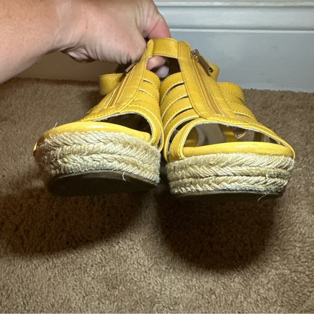 Sofft Women’s Wedge Heels Zip Yellow Sandal Size 8M Leather - Picture 4 of 12